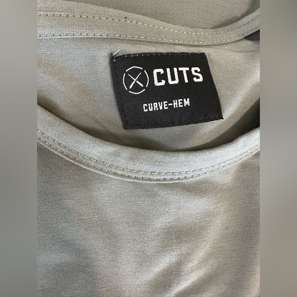 Cuts Curve Hem Mens Tee- Brand New - Picture 4 of 4